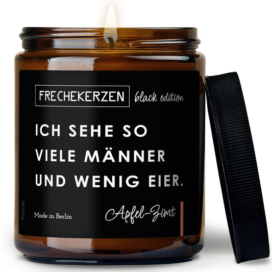Freche Kerze Black Edition mit Spruch „ich sehe so viele männer und wenig eier“ – Duftkerze im Glas mit Humor – Geschenkidee für Freunde Büro & Wohnzimmer
