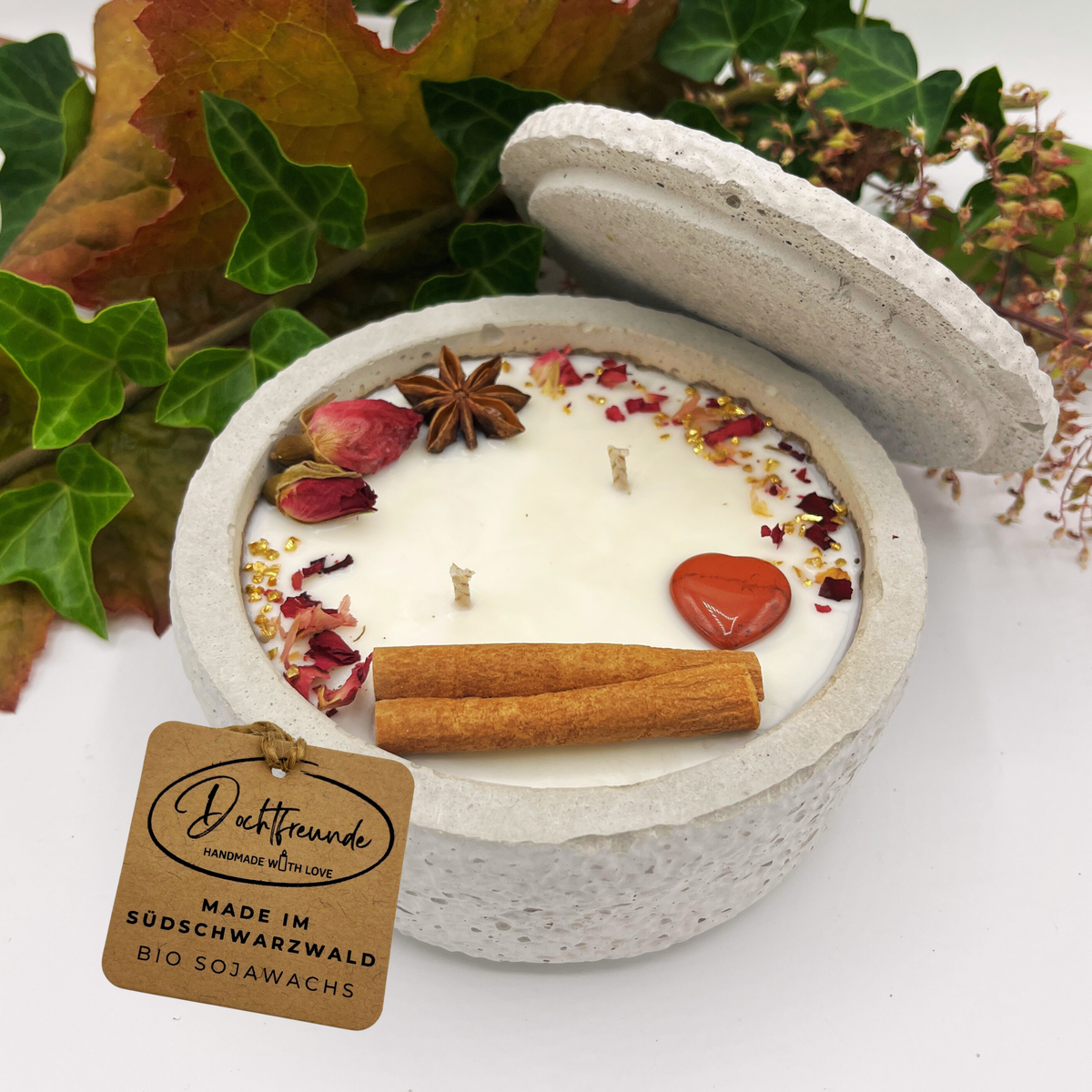 Betonkerze Black Cinnamon Stilvolle Sojawachskerze für Ihr Zuhause. Aromatherapie Kerze mit Blütenverzierung und HOCHWERTIGEM Baumwolldocht aus