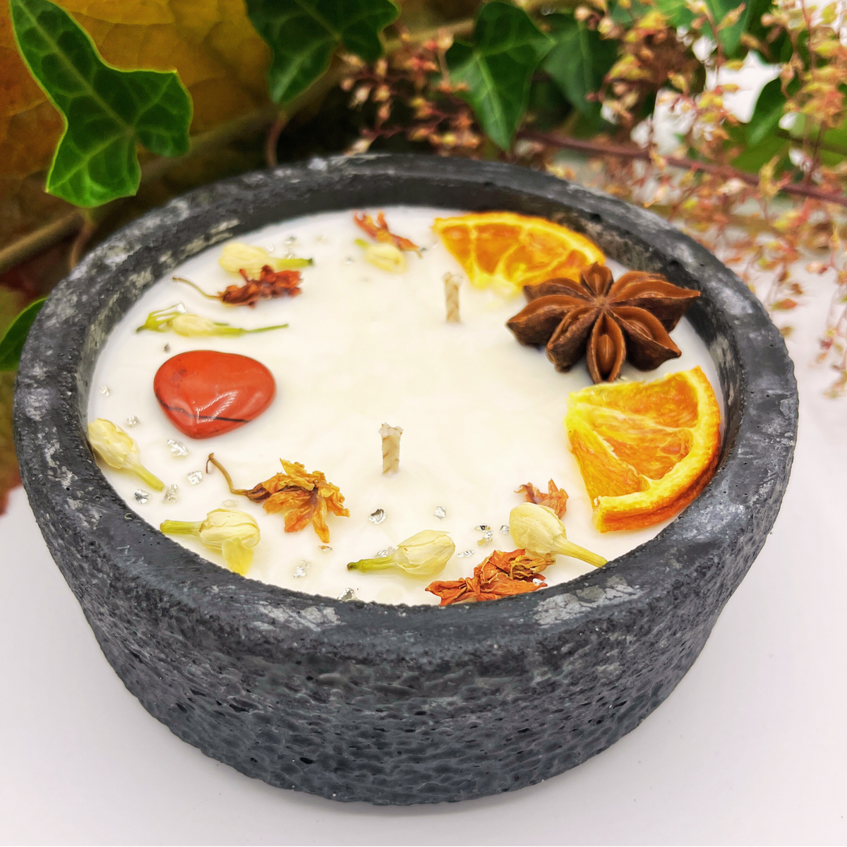 Betonkerze Black Cinnamon Stilvolle Sojawachskerze für Ihr Zuhause. Aromatherapie Kerze mit Blütenverzierung und HOCHWERTIGEM Baumwolldocht aus