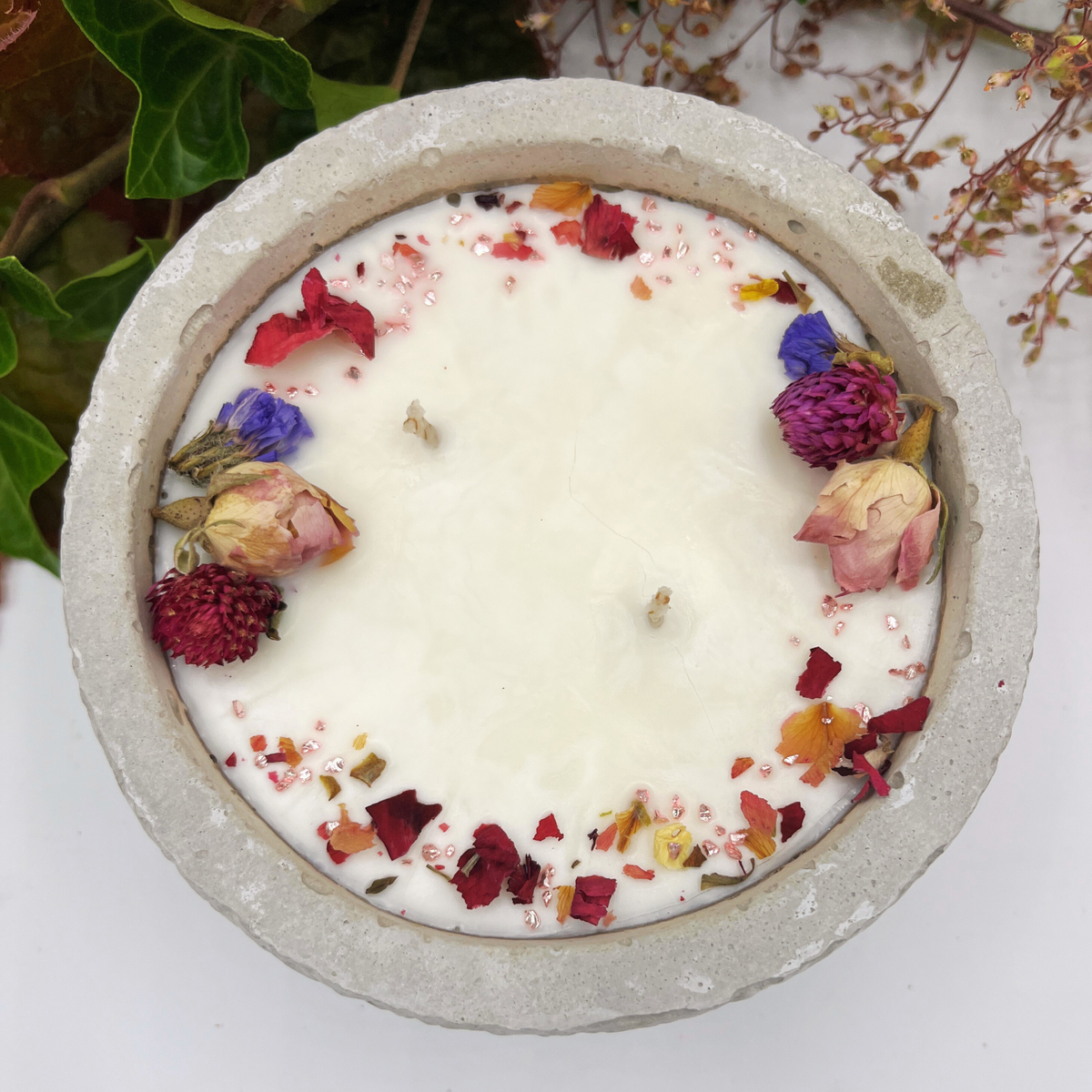 Betonkerze Black Cinnamon Stilvolle Sojawachskerze für Ihr Zuhause. Aromatherapie Kerze mit Blütenverzierung und HOCHWERTIGEM Baumwolldocht aus
