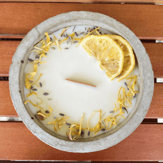 Limitierte Einzelstücke: Outdoor Citronella-Betonkerze „Mugge Schreck“ – Handgemachter Insektenschutz aus dem Südschwarzwald mit Blütenverzierung 