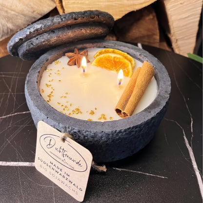 Betonkerze Black Cinnamon Stilvolle Sojawachskerze für Ihr Zuhause. Aromatherapie Kerze mit Blütenverzierung und HOCHWERTIGEM Baumwolldocht aus