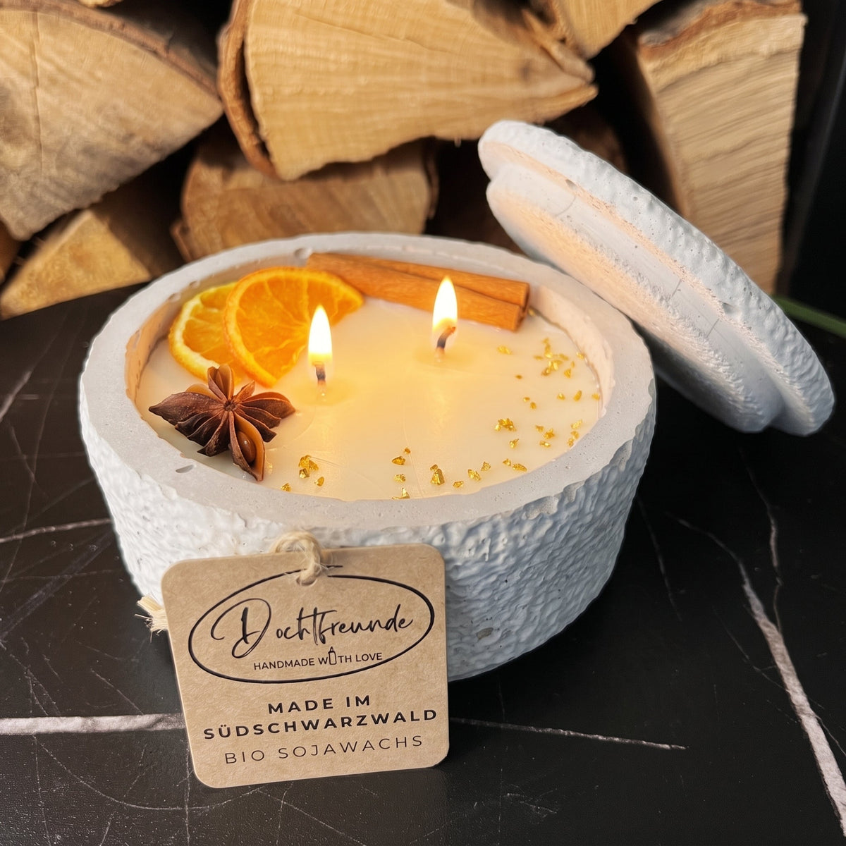 Betonkerze Black Cinnamon Stilvolle Sojawachskerze für Ihr Zuhause. Aromatherapie Kerze mit Blütenverzierung und HOCHWERTIGEM Baumwolldocht aus