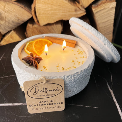 Betonkerze Black Cinnamon Stilvolle Sojawachskerze für Ihr Zuhause. Aromatherapie Kerze mit Blütenverzierung und HOCHWERTIGEM Baumwolldocht aus
