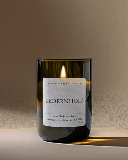 Zedernholz Duftkerze – Handgefertigte Sojawachskerze – 250ml – Beruhigender Holzduft aus ätherischem Zedernholz – Nachhaltige Kerze im Upcycling-Weinglas