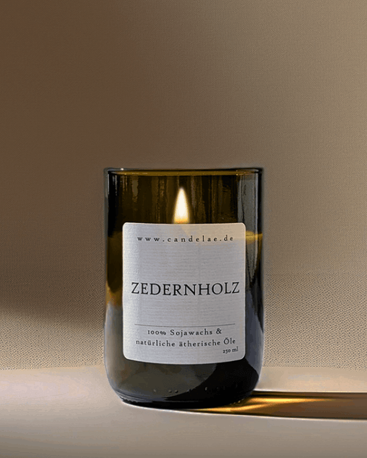 Zedernholz Duftkerze – Handgefertigte Sojawachskerze – 250ml – Beruhigender Holzduft aus ätherischem Zedernholz – Nachhaltige Kerze im Upcycling-Weinglas
