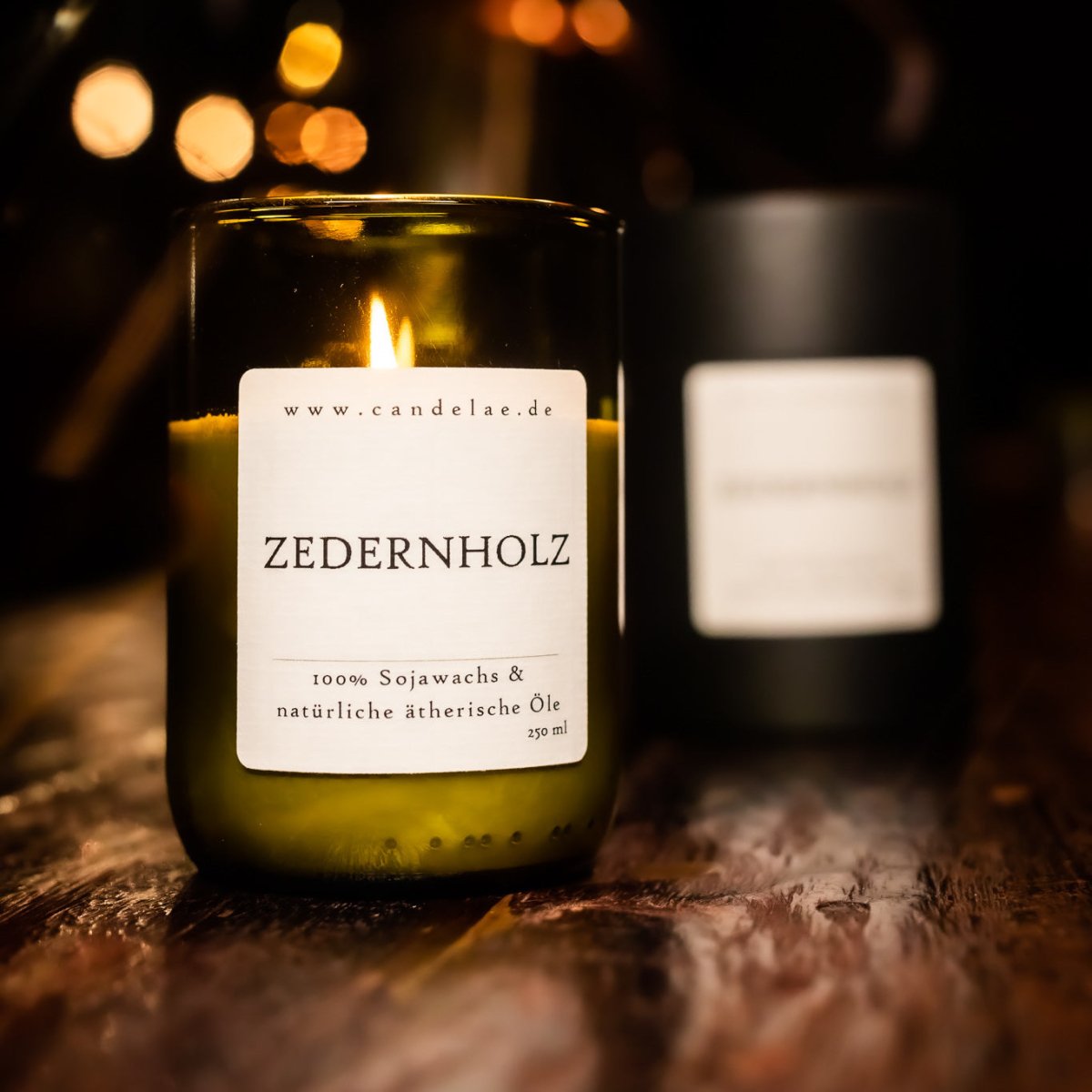 Zedernholz Duftkerze – Handgefertigte Sojawachskerze – 250ml – Beruhigender Holzduft aus ätherischem Zedernholz – Nachhaltige Kerze im Upcycling-Weinglas - Oasis of Life