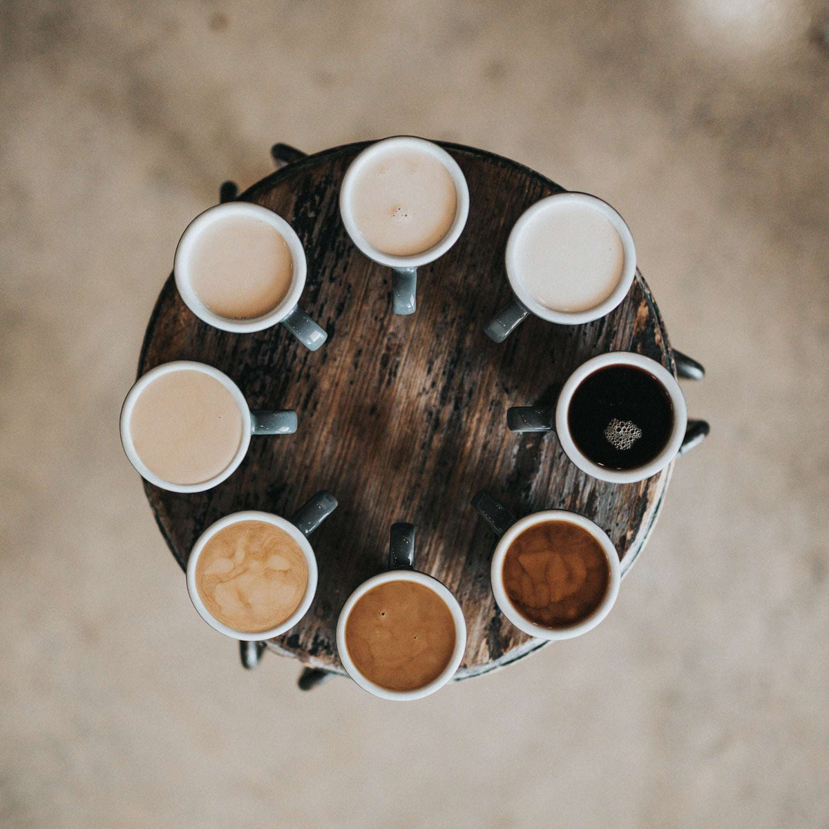 Duftkerze Coffee Shop on the Corner – Kaffeeduft Kerze aus Sojawachs – 170ml – Warm & würzig mit Amber Iris Kakao – Aromakerze im Glas mit Deckel