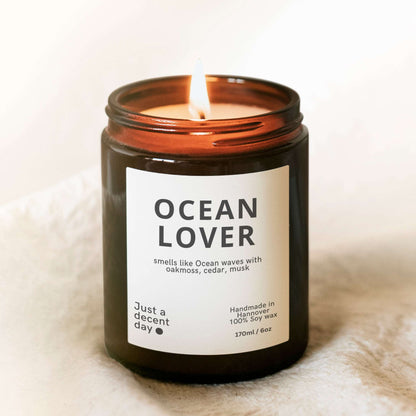 Duftkerze Ocean Lover – Frischer Meeresduft aus Sojawachs – 170ml – Floral & maritim mit Eichenmoos Zedernholz Moschus – Aromakerze im Glas