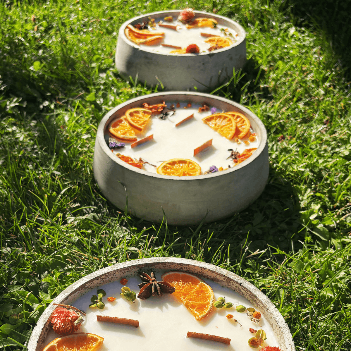 Große Outdoor Citronella-Betonkerze „Big Grey - Mugge Schreck“ – Mit drei Holdochten - Handgemachter Insektenschutz aus dem Südschwarzwald mit Blütenverzierung 