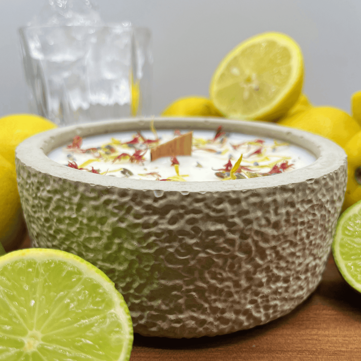 Outdoor Citronella-Betonkerze „Mugge Schreck“ – Handgemachter Insektenschutz aus dem Südschwarzwald mit Blütenverzierung 