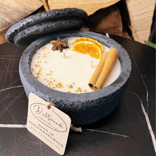 Handgemachtes Betonkerzen-Set 3x Schwarz "Black Cinnamon" - Stilvolle Sojawachskerze für Ihr Zuhause. Aromatherapie Kerze mit Blütenverzierung und HOCHWERTIGEM Baumwolldocht aus dem Südschwarzwald 