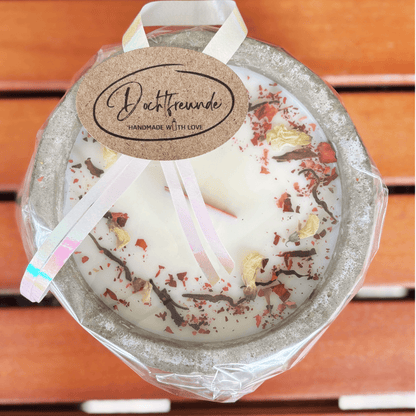 Betonkerze "Black Cinnamon" Stilvolle Sojawachskerze für Ihr Zuhause. Aromatherapie Kerze mit Blütenverzierung und HOCHWERTIGEM Baumwolldocht aus dem Südschwarzwald 