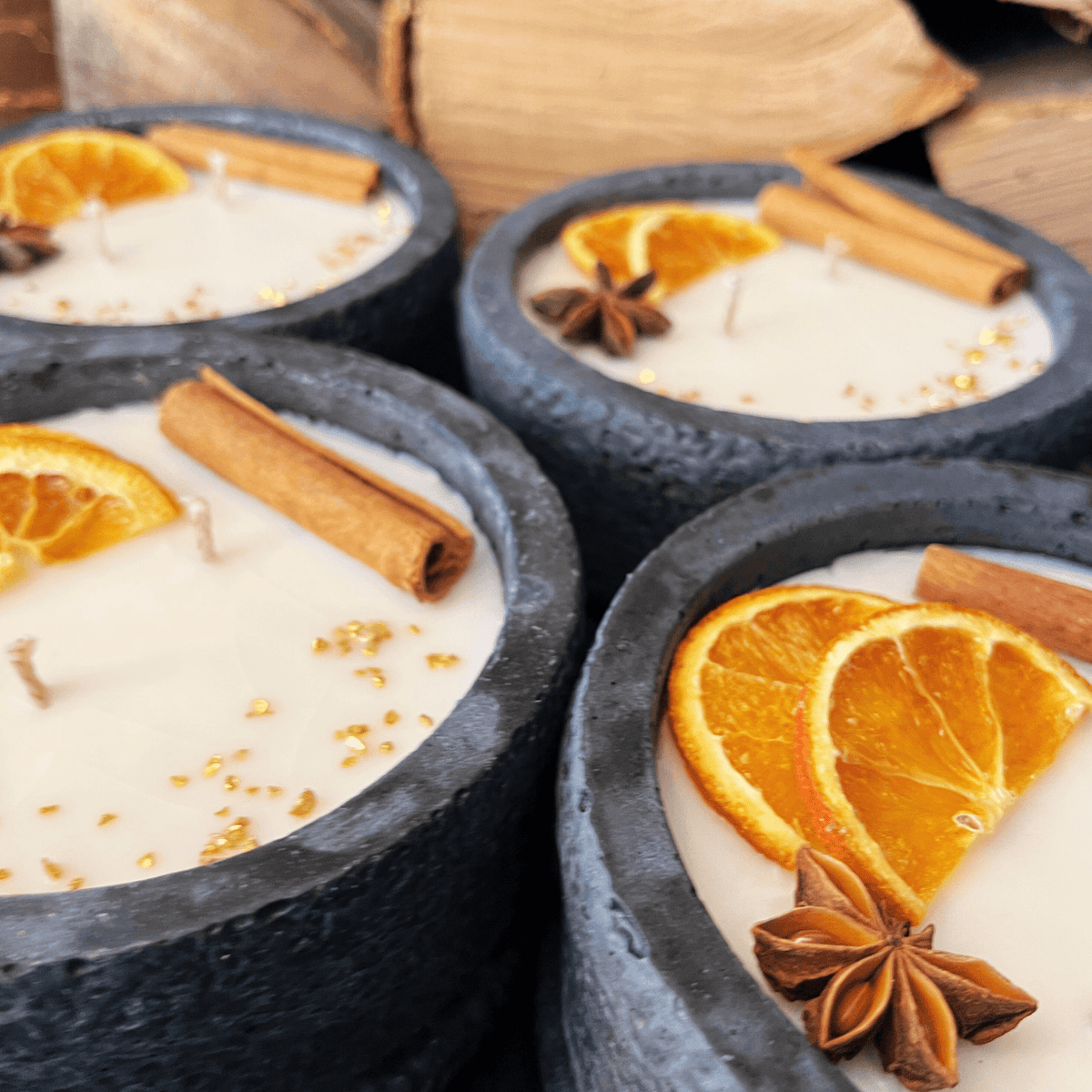 Betonkerze "Black Cinnamon" Stilvolle Sojawachskerze für Ihr Zuhause. Aromatherapie Kerze mit Blütenverzierung und HOCHWERTIGEM Baumwolldocht aus dem Südschwarzwald 