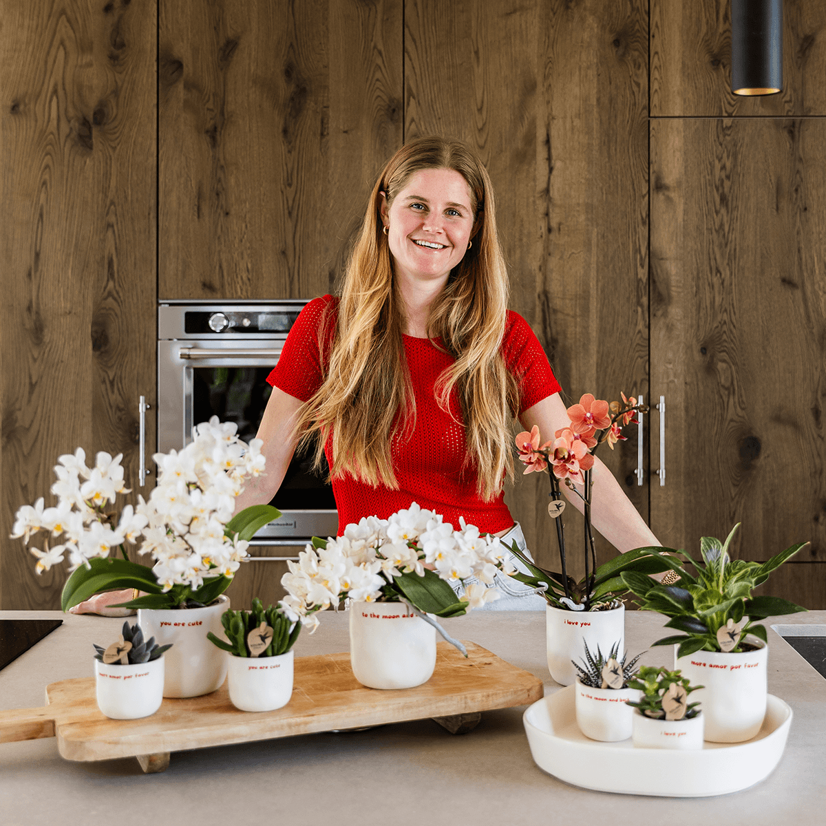 Kolibri Orchids | Geschenkset „Love You“ | Rote Phalaenopsis‑Orchidee Congo mit Grünpflanze in Love‑Übertopfen auf einer Cloud‑Platte 