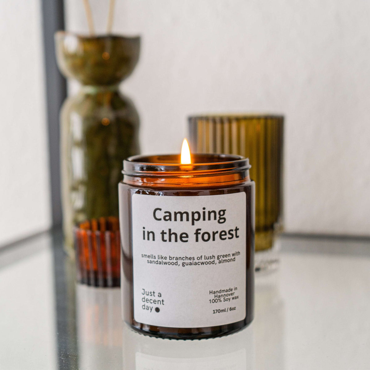 Duftkerze Camping in the Forest – Waldduft Kerze aus Sojawachs – 170ml – Warm & holzig mit Sandelholz Guajak & Mandel – Aromakerze im Glas