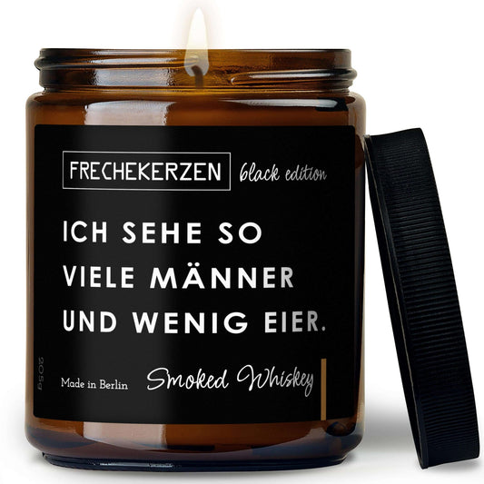 Freche Kerze Black Edition mit Spruch „ich sehe so viele männer und wenig eier“ – Duftkerze im Glas mit Humor – Geschenkidee für Freunde Büro & Wohnzimmer