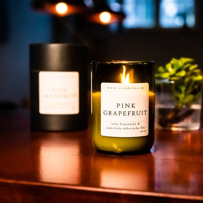 Pink Grapefruit Duftkerze – Handgefertigte Sojawachskerze von Candelae – 250ml – Zitrisch frisch mit ätherischem Grapefruitöl – Nachhaltige Kerze im Upcycling-Glas - Oasis of Life