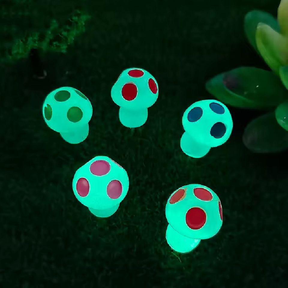 Glow in the Dark Pilze – 8er Set – Bunte Mini-Pilze 2cm – Leuchtend im Dunkeln – Für Terrarium, Blumentopf & DIY-Deko 