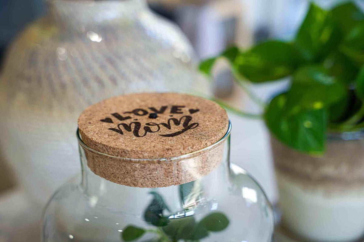 'LOVE MOM' Terrarium Little Milky + gravierter Kork mit Licht - Flaschengarten DIY Set - Ø 17 cm ↑ 25 cm - Muttertag 