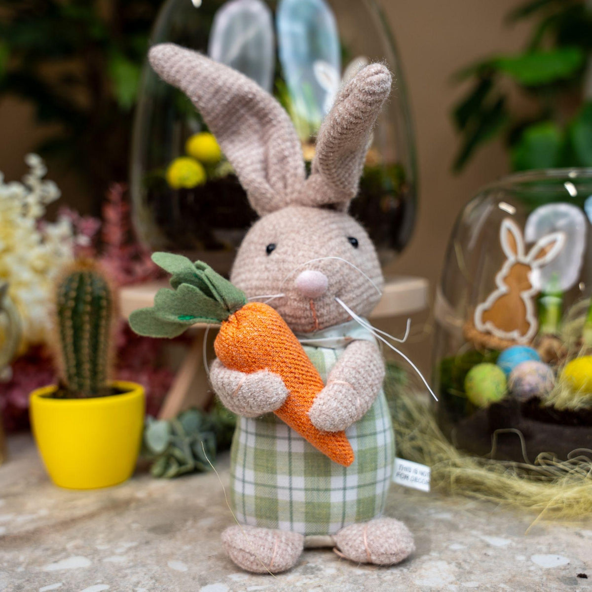 Osterhase Dekoration - Beschwerter Plüschhase mit Karotte - ↑ 30 cm 