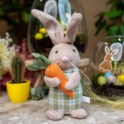 Osterhase Dekoration - Beschwerter Plüschhase mit Karotte - ↑ 30 cm 