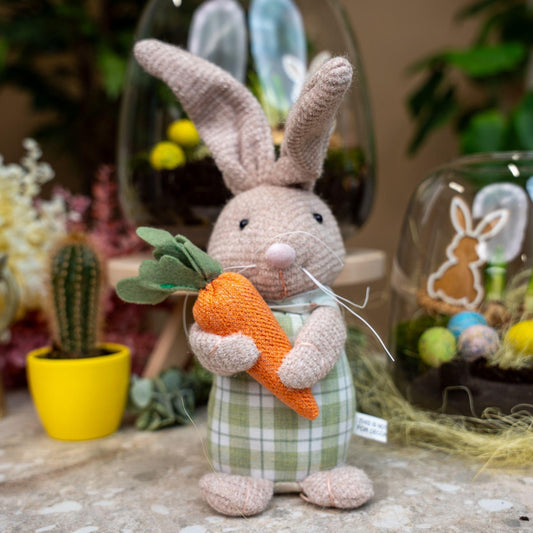 Osterhase Dekoration - Beschwerter Plüschhase mit Karotte - ↑ 30 cm 
