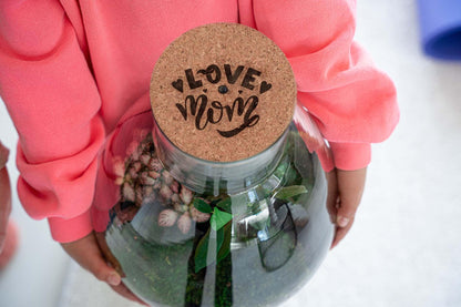 'LOVE MOM' Terrarium Sam + gravierter Kork mit Licht - Flaschengarten DIY Set - Ø 24.5 cm ↑ 30 cm - Muttertag 