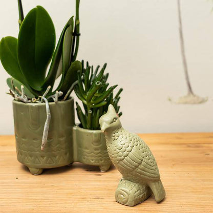 Deko-Kakadu auf Stab – Grün – 12cm – Ornament aus Polystone – Zierfigur für Blumentöpfe & Pflanzensets – Stylischer Vogel als Deko-Highlight 