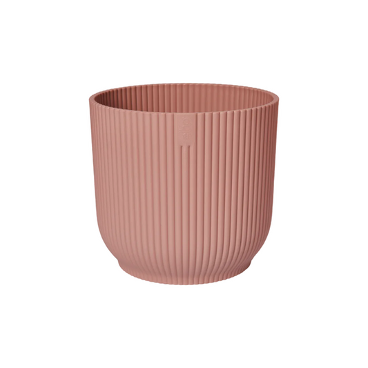 Pflanztopf Vibes Fold – Rosa – D14cm x H13cm – Moderner Blumentopf mit Rillenstruktur – Mit Wasserablauf – Dekorativer Übertopf aus Kunststoff für Zimmerpflanzen – Für Wohnzimmer & Fensterbank 