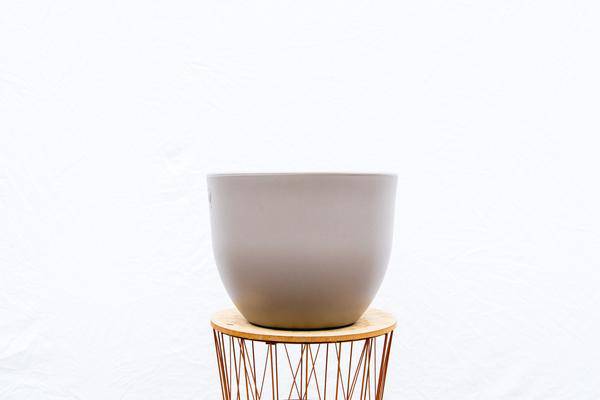 Pflanztopf Eggy – Taupé – D55cm x H43cm – Moderner Blumentopf in Ei-Form – Mit Wasserablauf – Für Innen- & Außenbereiche – Dekotopf für Zimmer- & Kübelpflanzen 