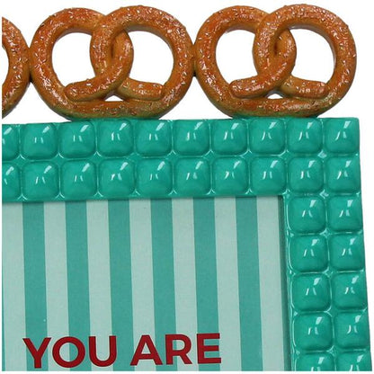 Bilderrahmen Pretzel – Polyresin – Türkis – 13x18 cm – Verspieltes Brezel-Design – Kreative Foto-Deko für Zuhause 