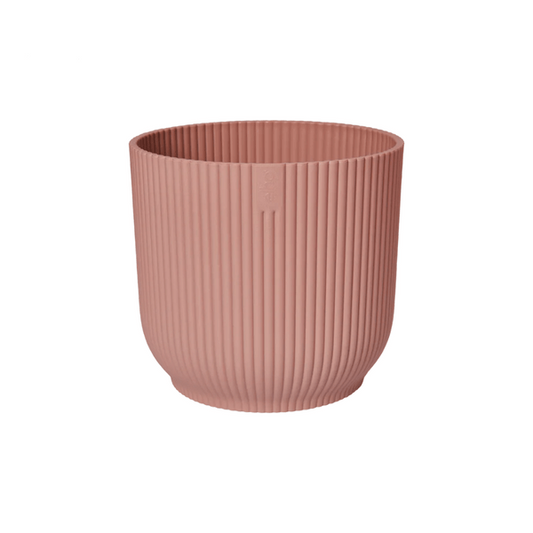 Pflanztopf Vibes Fold – Rosa – D18cm x H17cm – Moderner Blumentopf mit Rillenstruktur – Mit Wasserablauf – Dekorativer Übertopf aus Kunststoff für Zimmerpflanzen – Für Wohnzimmer & Büro 